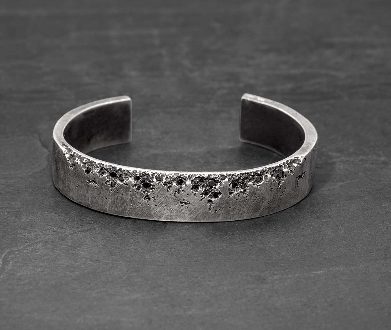 Edge stone bangle