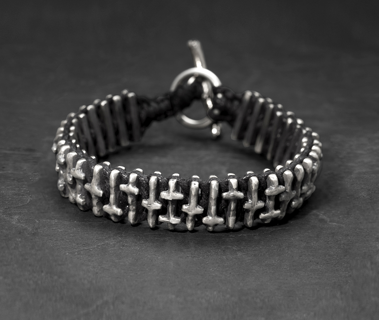 Crossed beads macrame bracelet