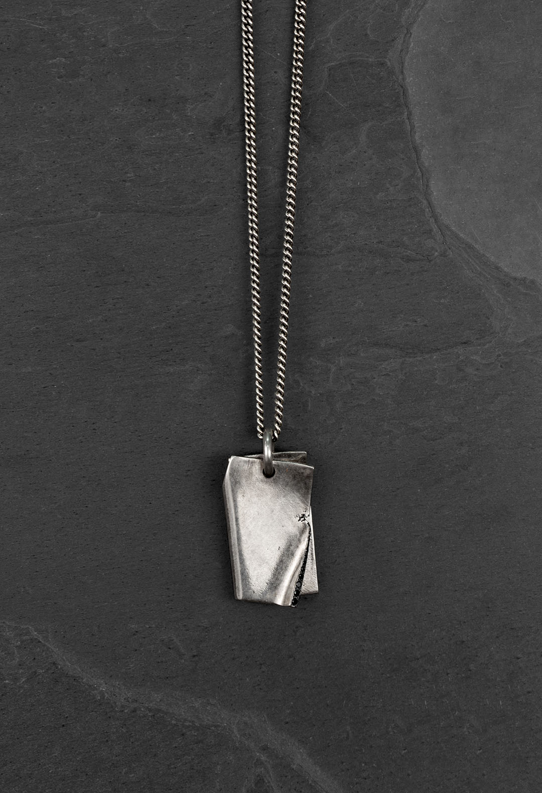 Folded stones edge necklace