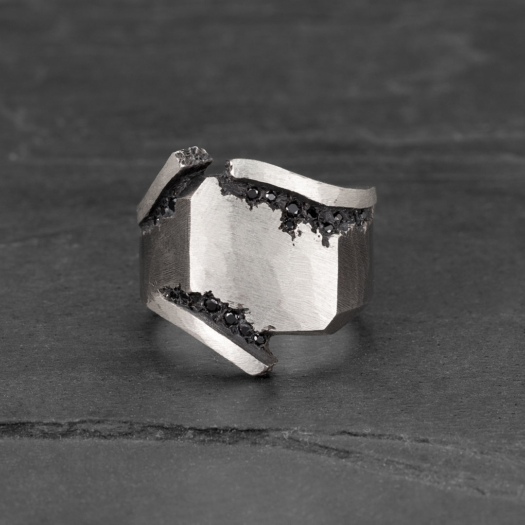 Twisted stones edges ring