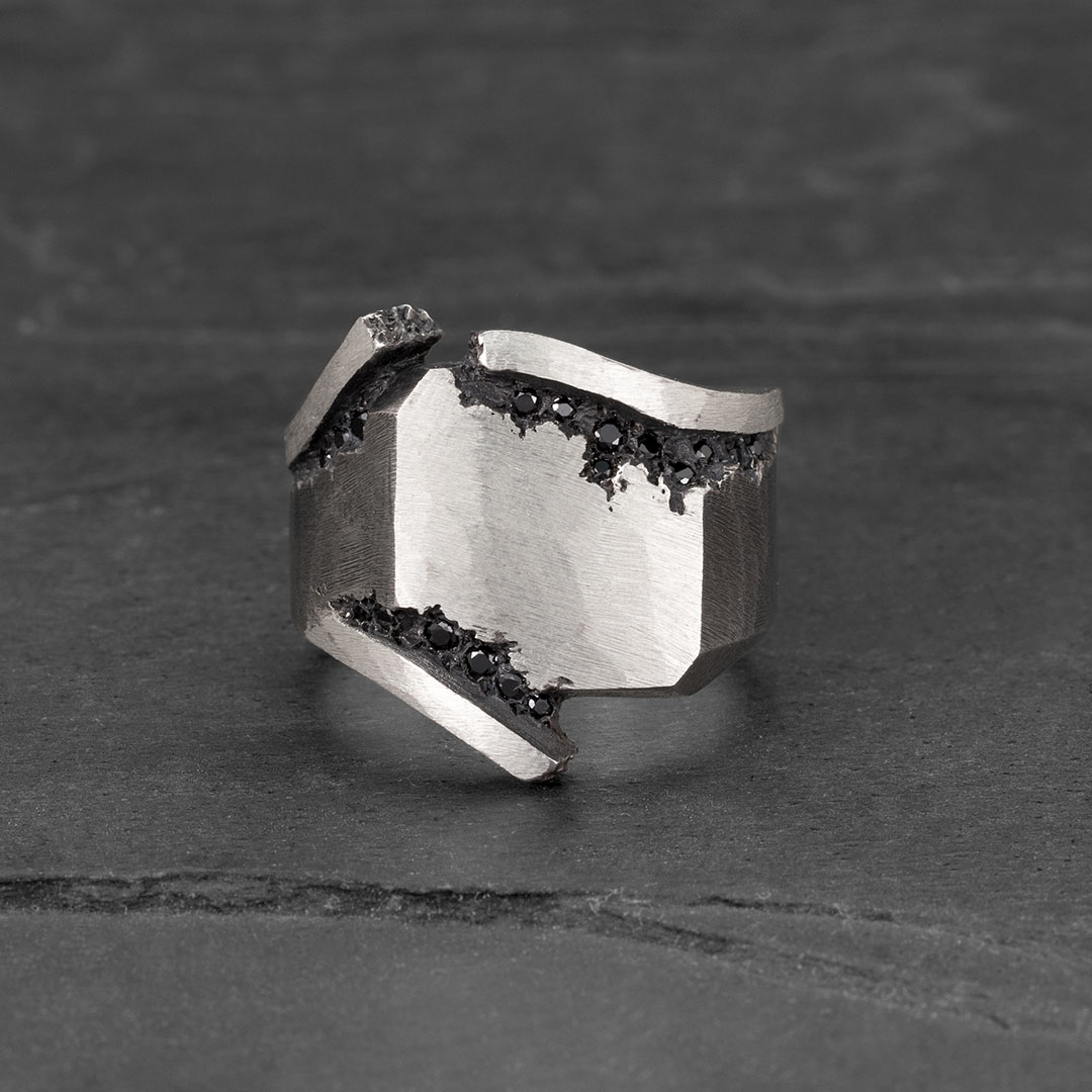 Twisted stones edges ring