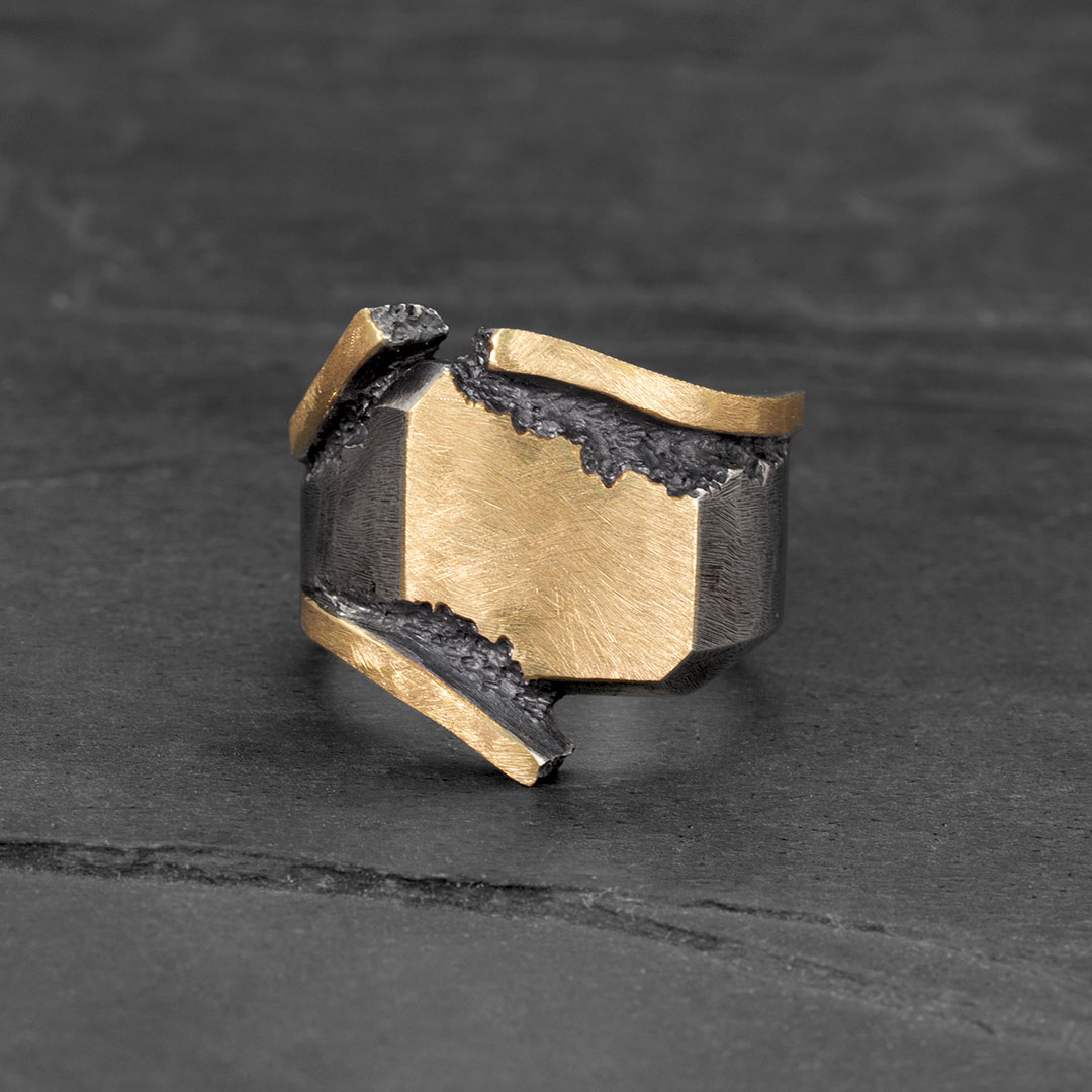 Twisted gold edges ring