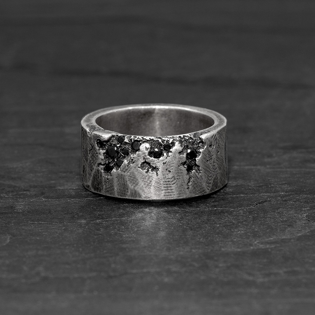 Broken stones edge ring