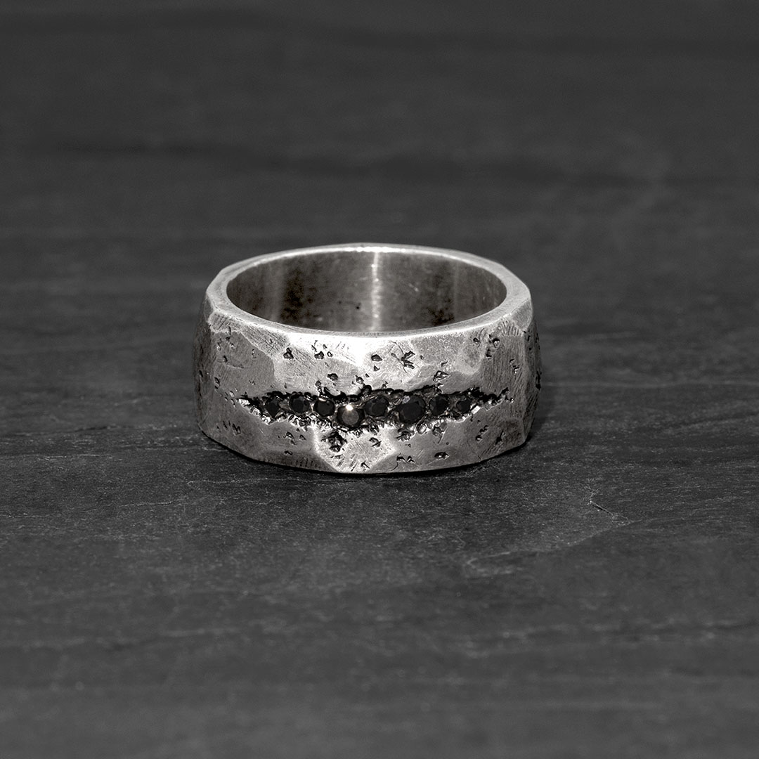 Narrow crack stones ring
