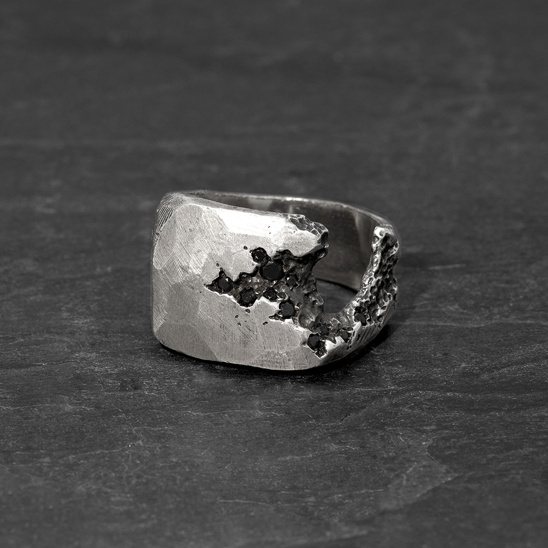 Side crack stones ring