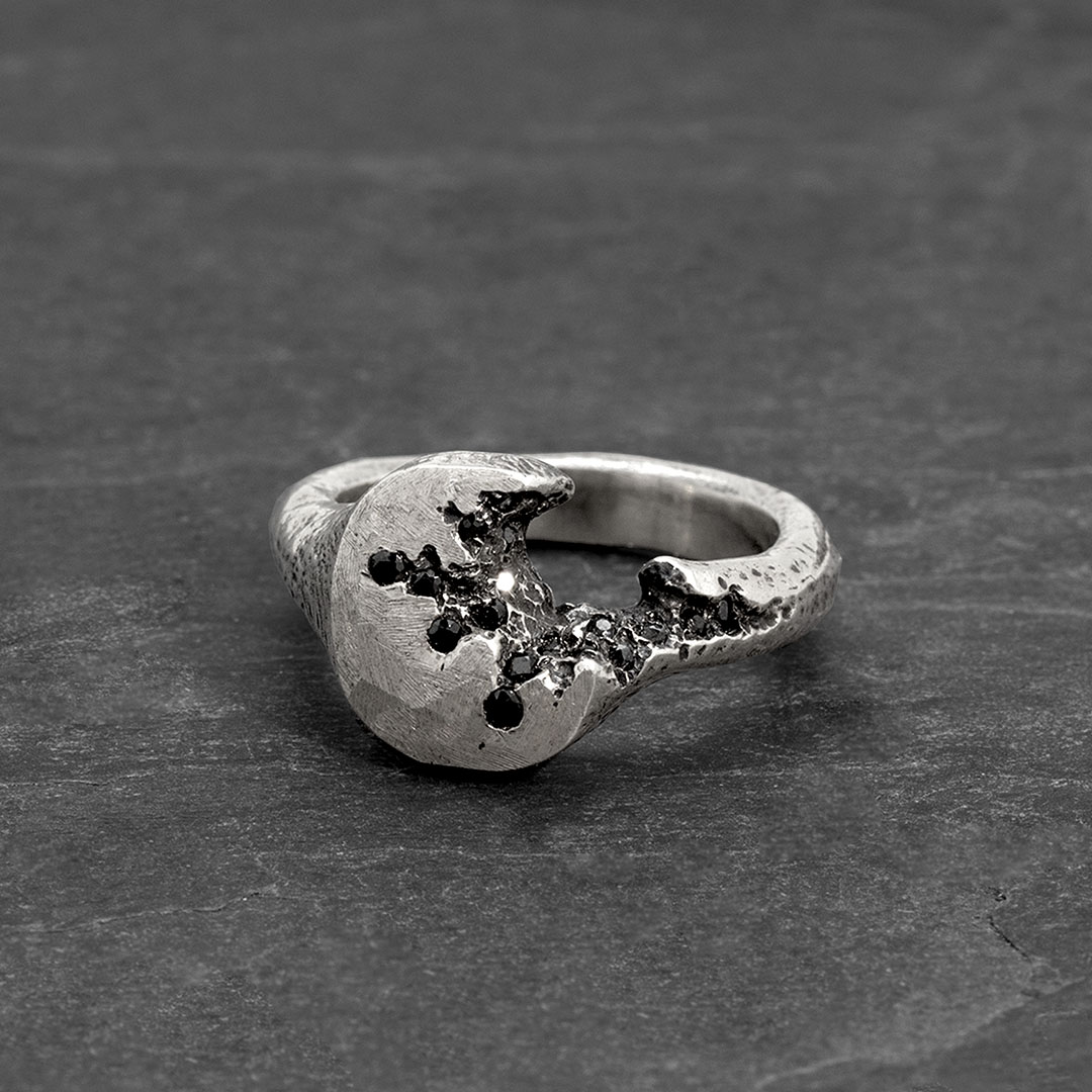 Small crack stones ring