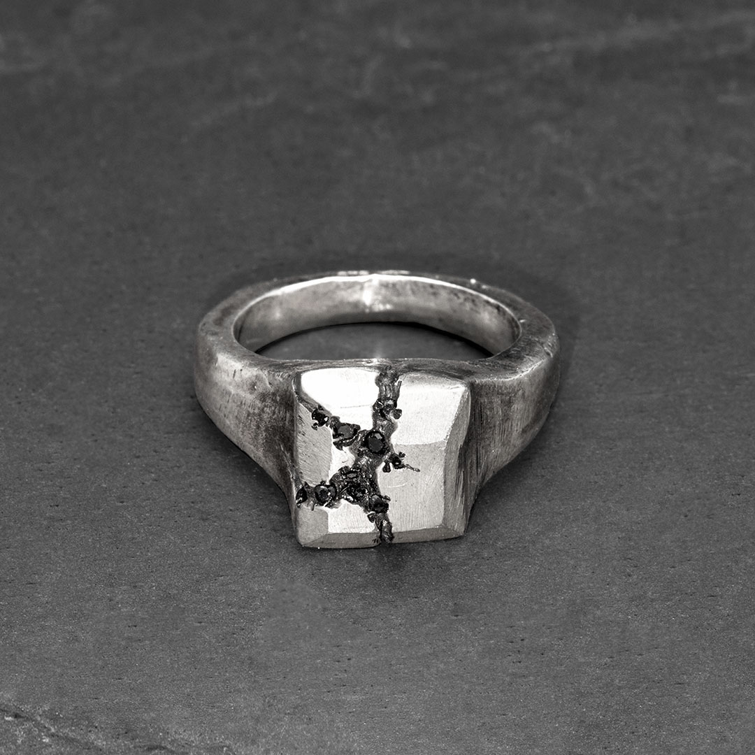 Bishop noir ring