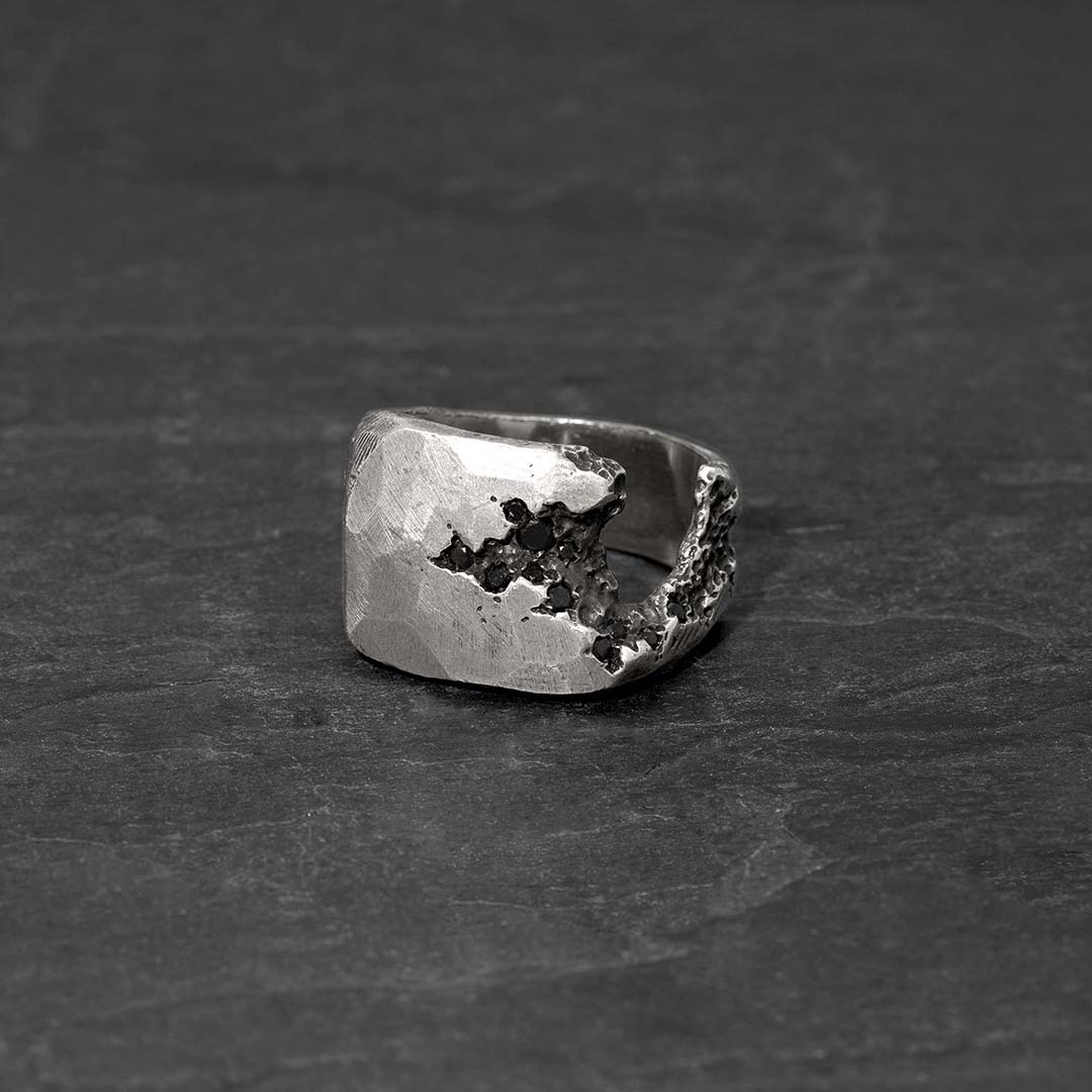 Side crack stones ring