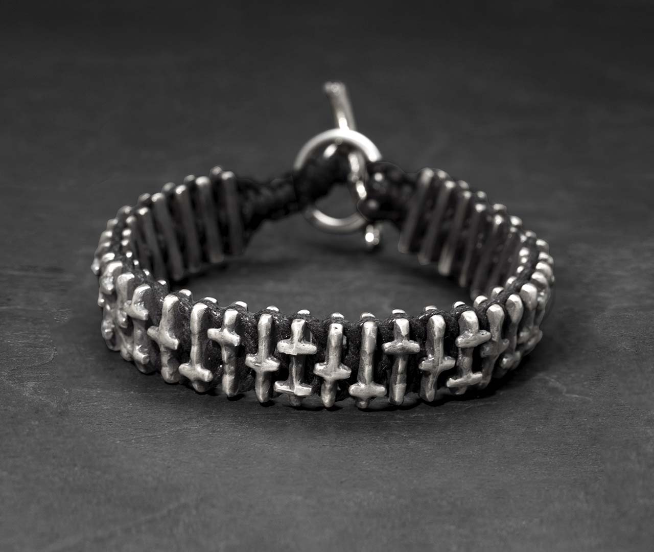 Crossed beads macramé bracelet