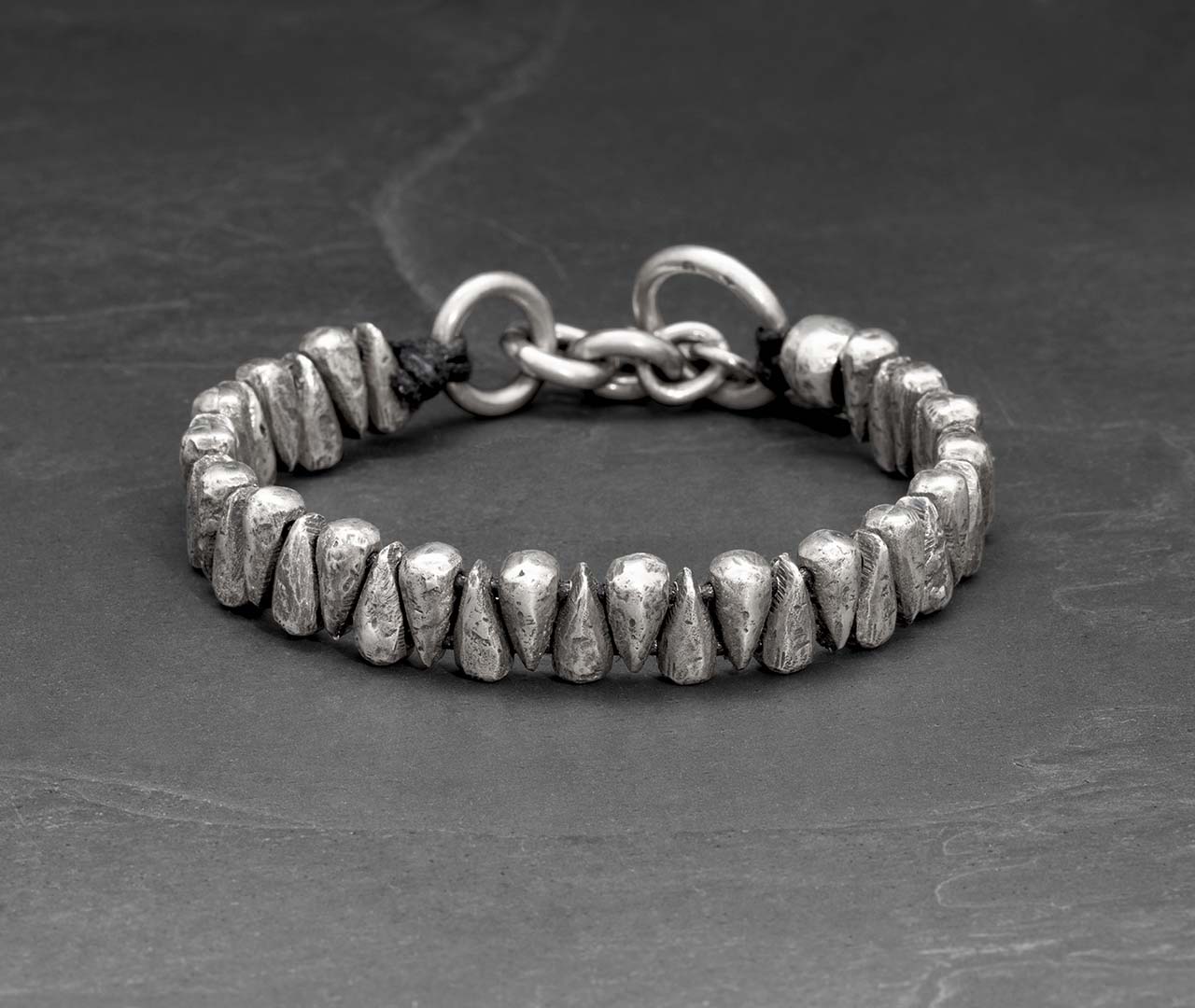 Narrow tear beads bracelet