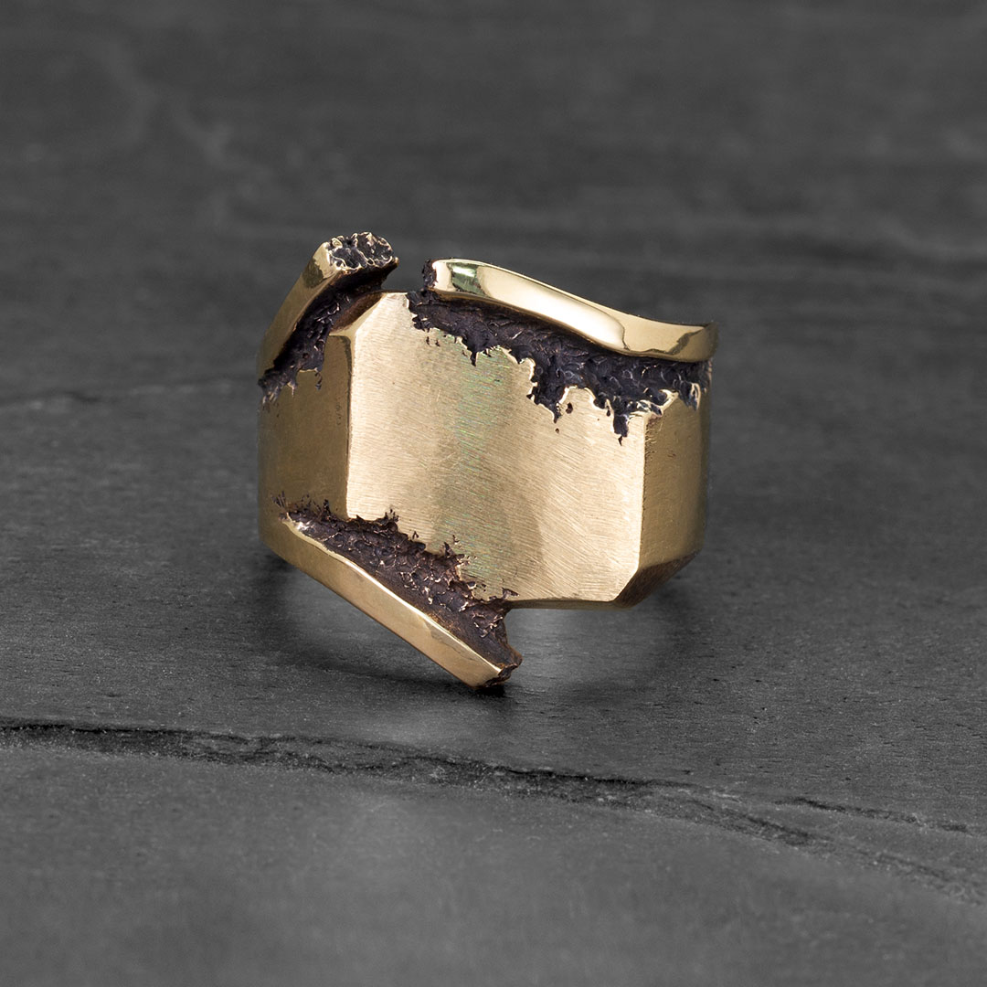 Gold twisted edges ring