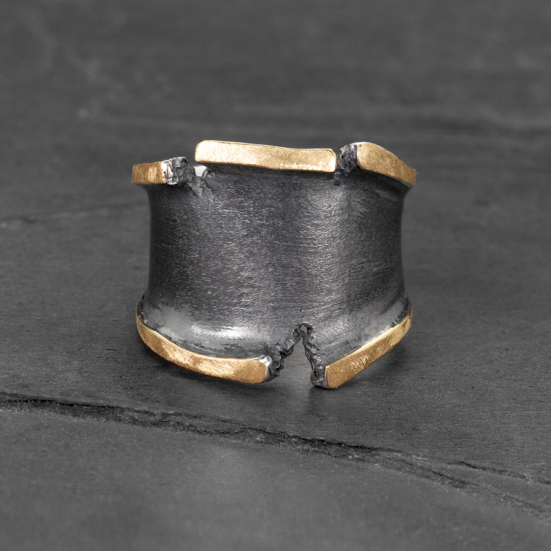 Torn gold edges ring