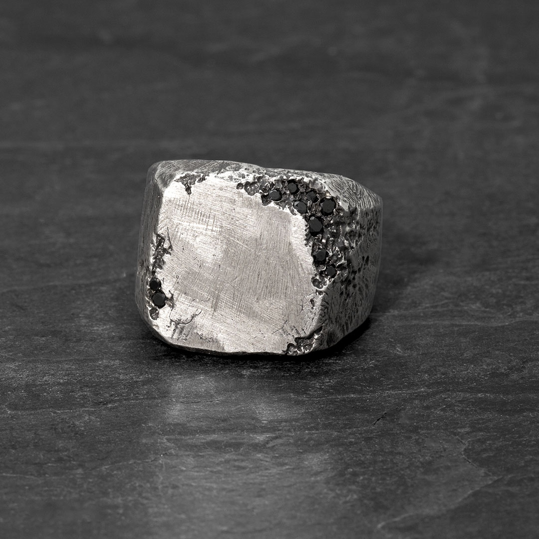 Cracked corner stone chevaliere
