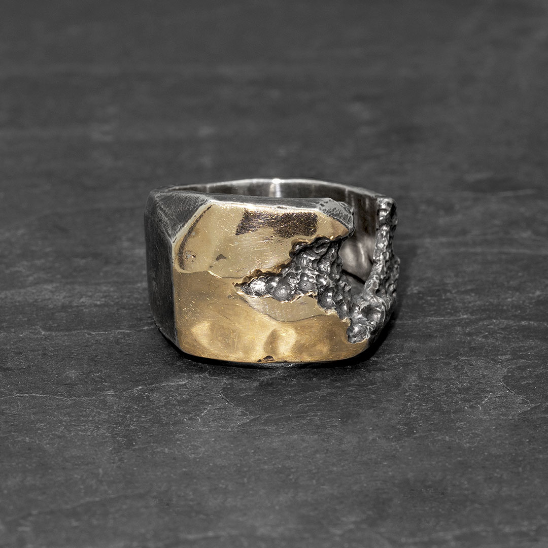 Side crack gold ring