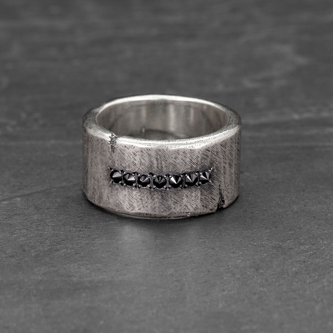 Small spikes ring