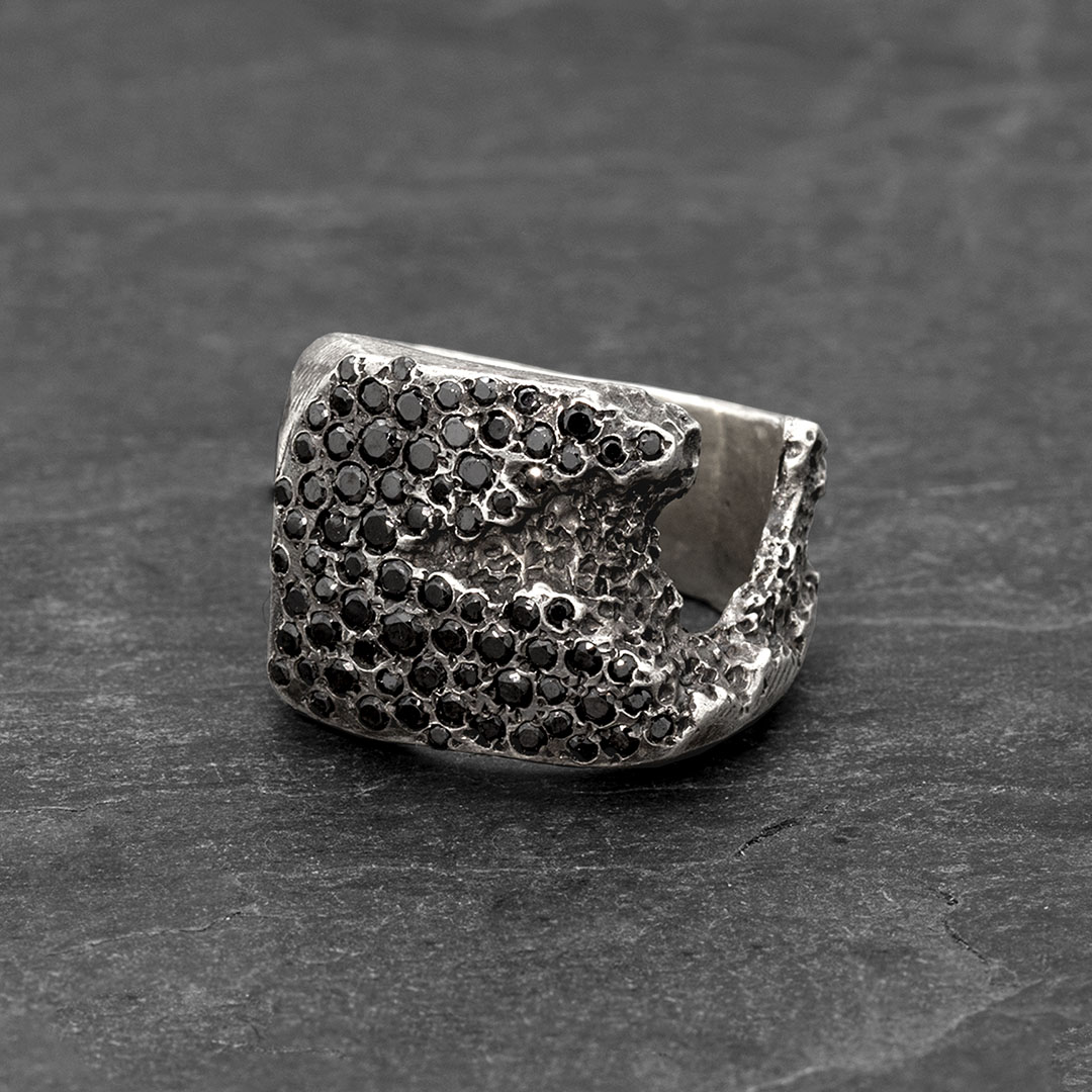 Black side crack stones ring