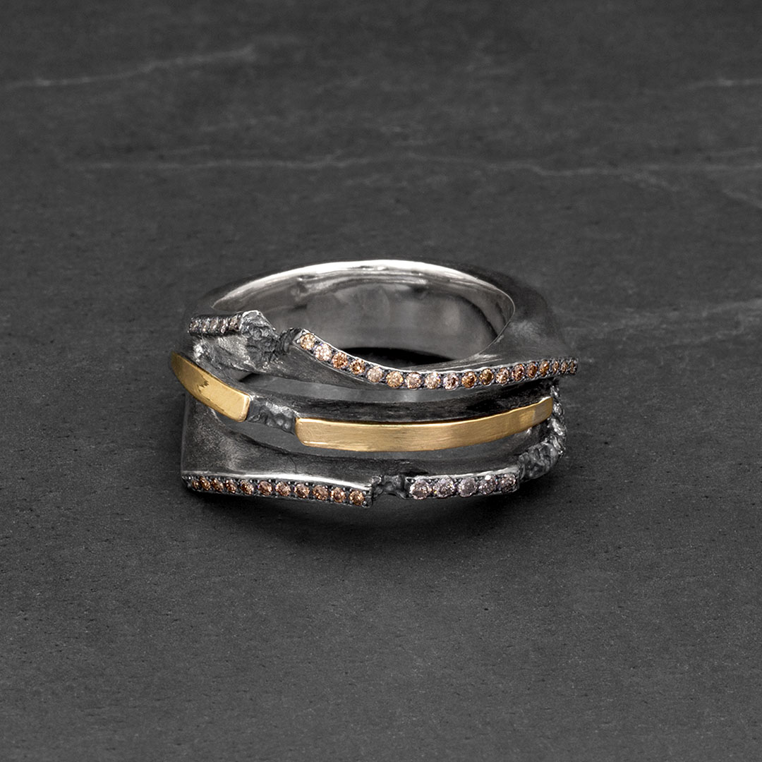 Gold 3 crest ring